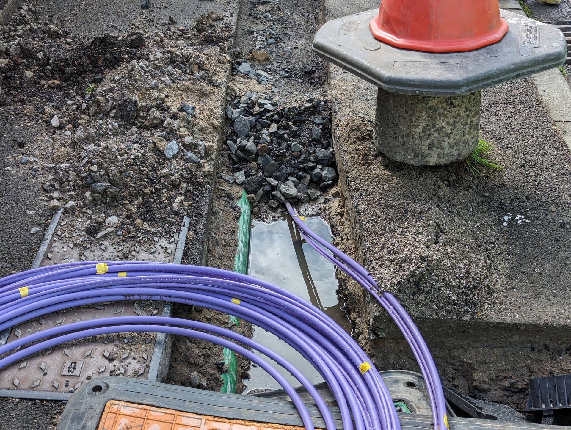 Câble à fibre optique sortant d’une tranchée