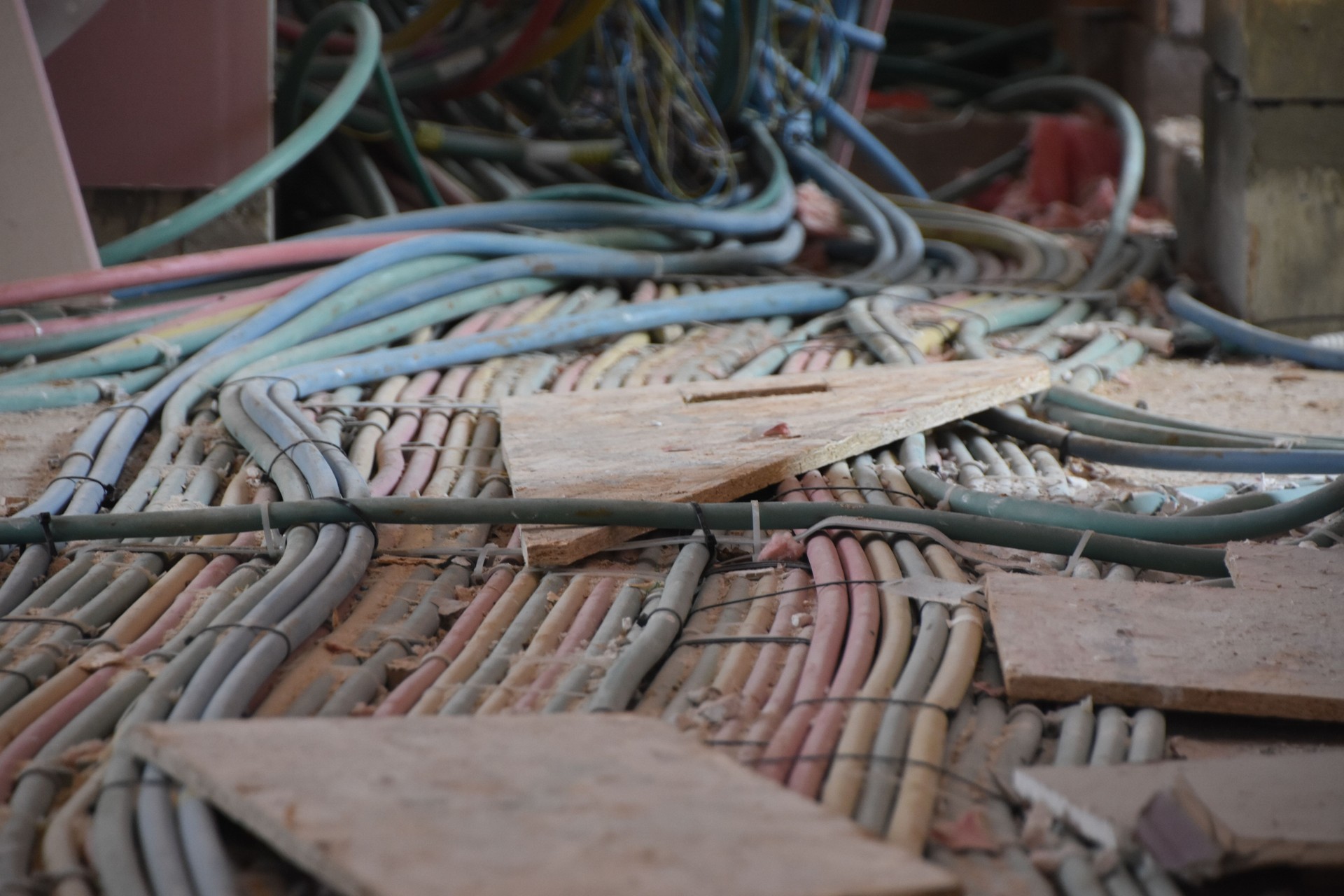 Câbles électriques et de communication dans une nouvelle maison